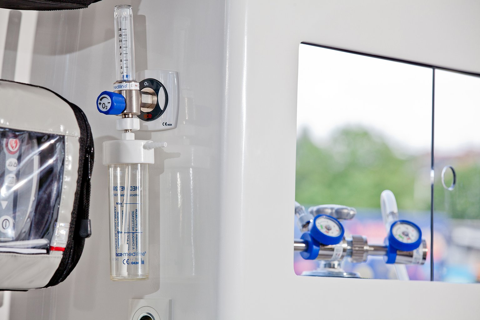 Emergency_car_Terminal_Unit_Medireg_MediMeter_Humidifier_Bilder Bonn RTW-003_LQ