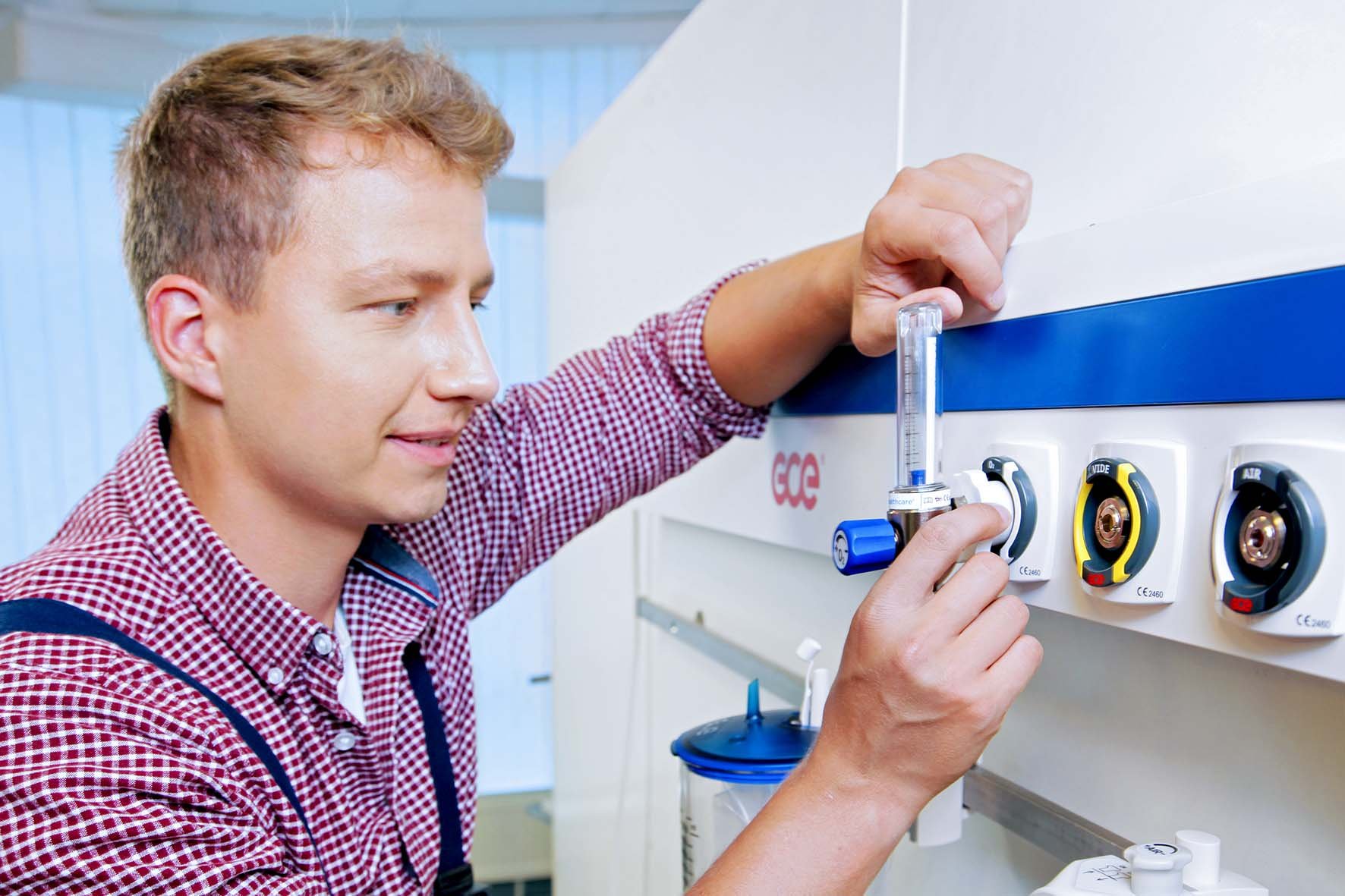 MEDIMETER_BHU_MEDIEJECT_hospital_service_man__0291_LQ